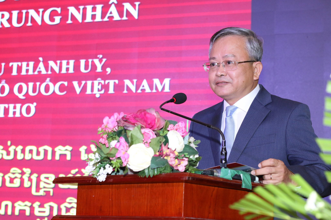 Ông Nguyễn Trung Nhân - Ủy viên Ban Thường vụ Thành ủy, Chủ tịch Ủy ban MTTQ thành phố Cần Thơ đọc diễn văn chúc mừng Chol Chnam Thmay.