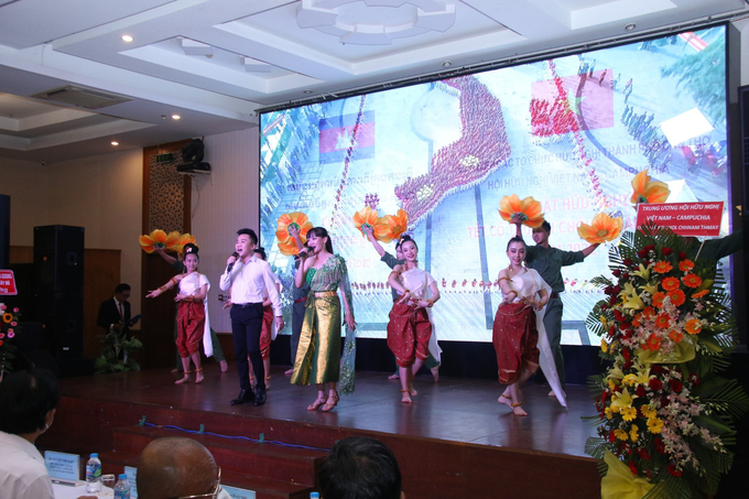 Các diễn viên Trường Cao đẳng Văn hóa Nghệ thuật thành phố Cần Thơ trình diễn các tiết mục mừng Tết Chol Chnam Thmay.