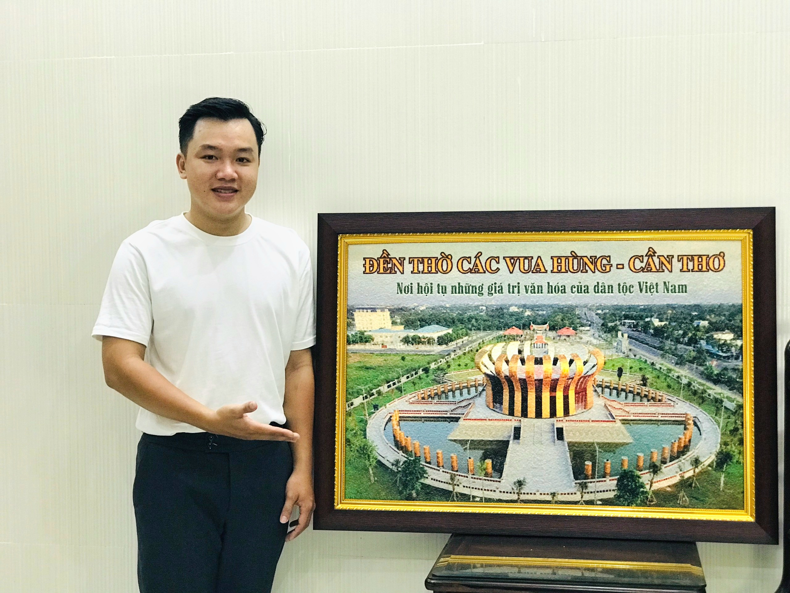 Anh Khưu Tấn Bửu (27 tuổi, ngụ Q.Ninh Kiều, Cần Thơ) đã làm ra bộ sưu tập tranh gạo với chủ đề “Hào khí Lạc Hồng”.