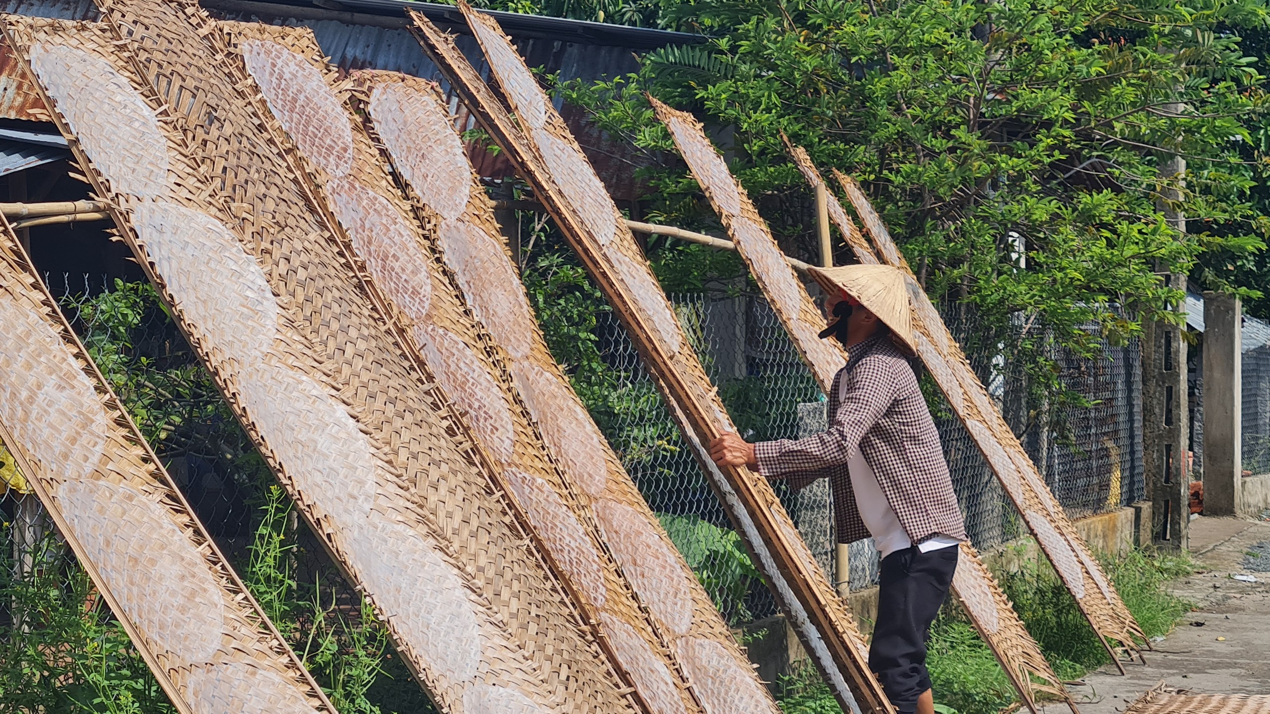 Làng bánh tráng Thuận Hưng (quận Thốt Nốt) có bề dày lịch sử hơn 200 năm tuổi và được công nhận là làng nghề truyền thống từ năm 1998.