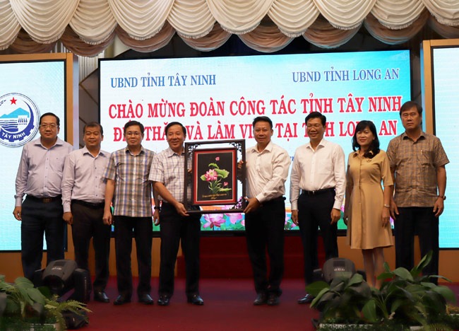 Chủ tịch UBND tỉnh Long An – Nguyễn Văn Út (thứ 4 từ trái qua) trao tặng quà cho đoàn công tác tỉnh Tây Ninh. Ảnh longangov.