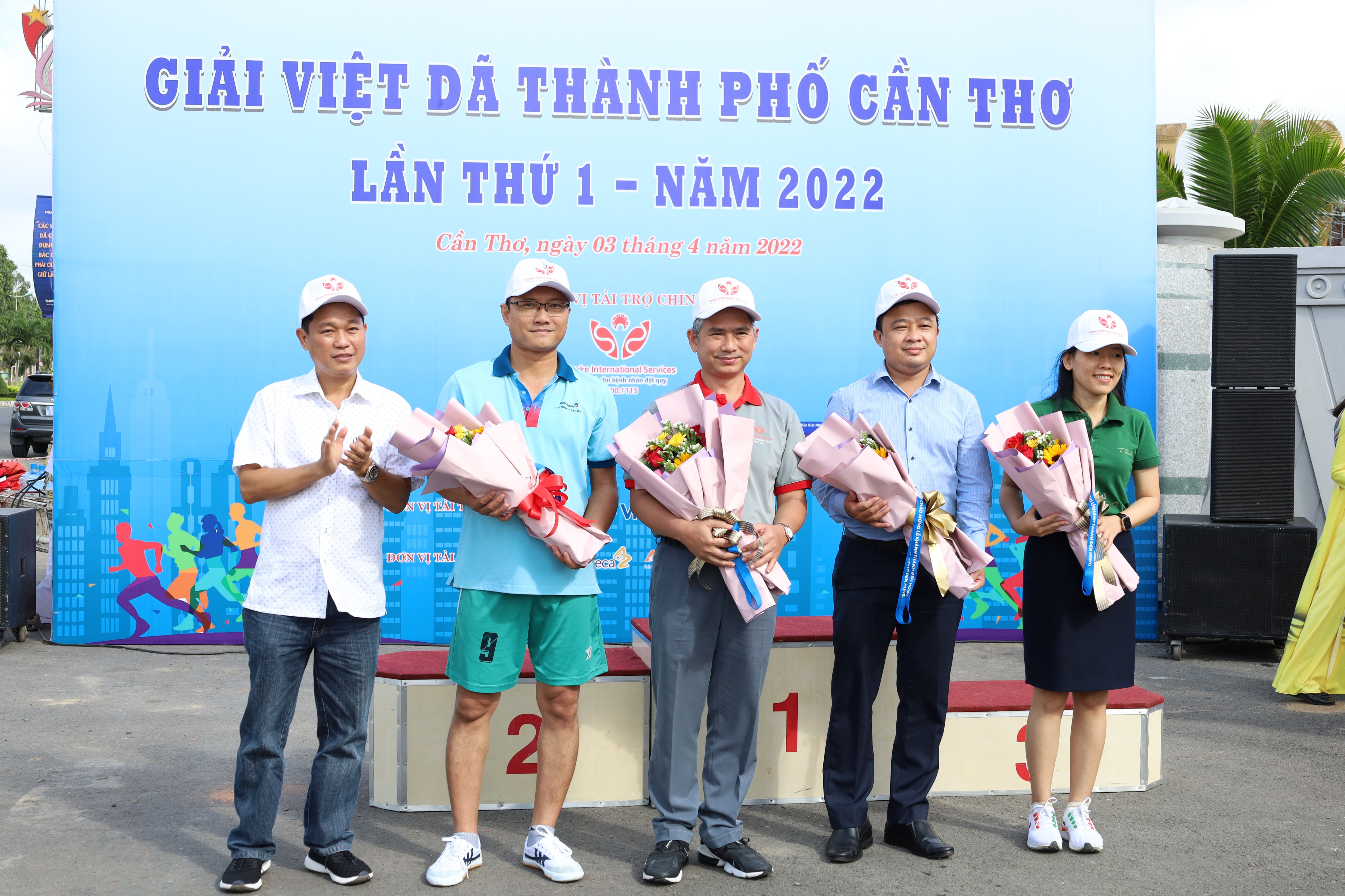 Ông Trương Công Quốc Việt – Phó Giám đốc Sở Văn hóa, Thể thao và Du lịch TP. Cần Thơ, Trưởng Ban Tổ chức giải tặng hoa cho các nhà tài trợ.