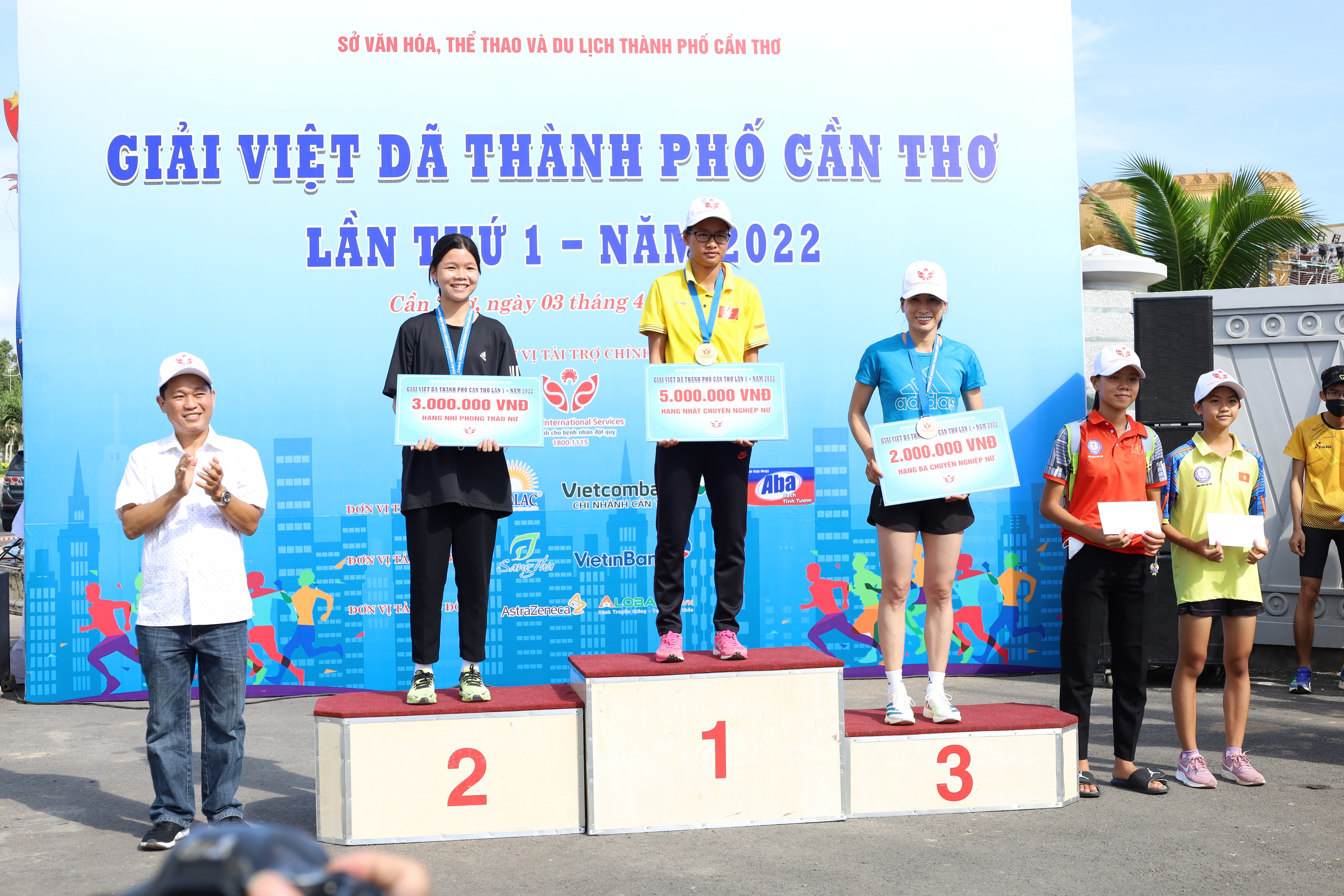 Trao giải cho các vận động viên đạt thứ hạng cao nội dung phong trào và nâng cao, với cự ly thi đấu Nữ 05 km.