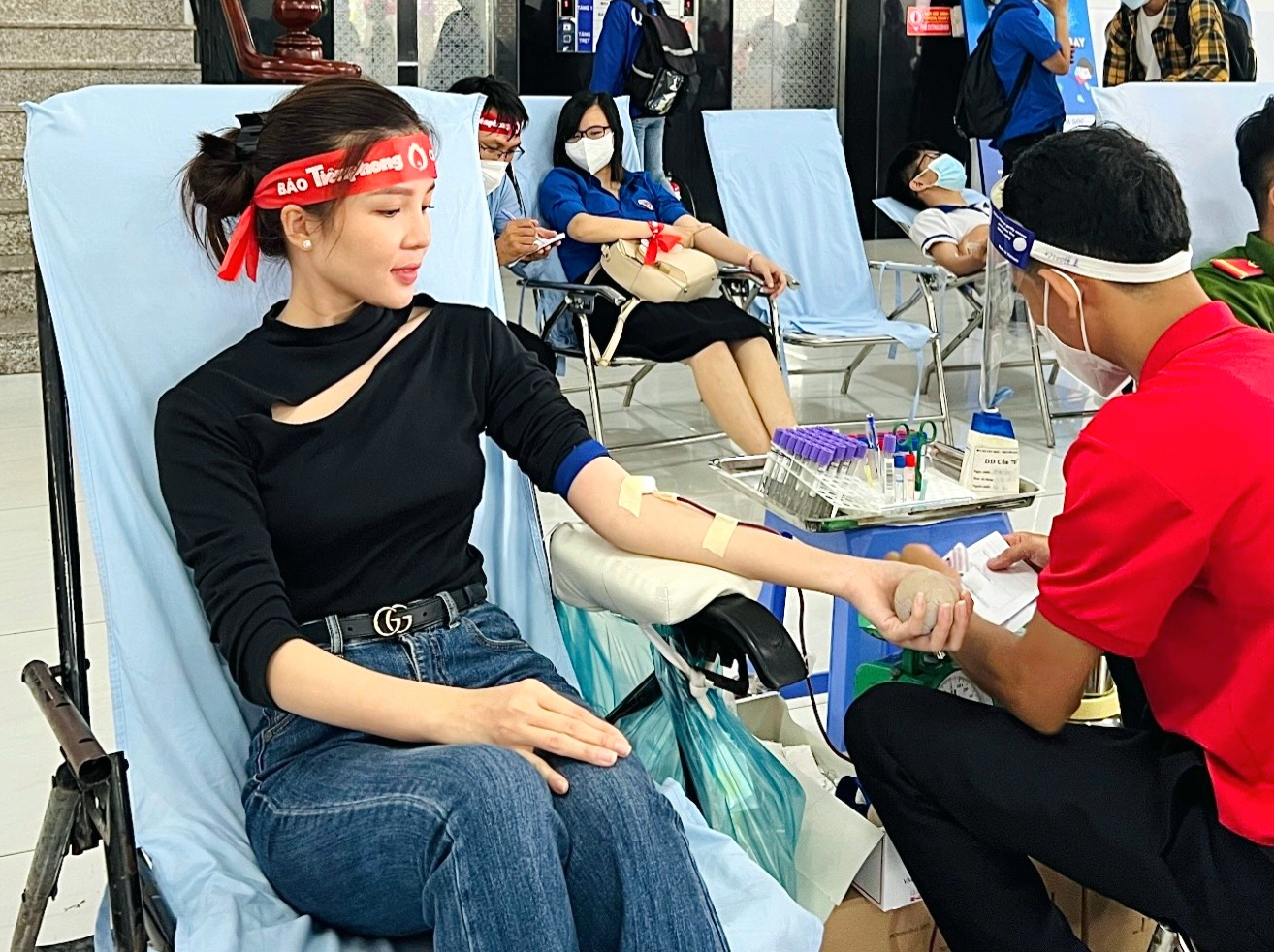 Hoa khôi Huỳnh Thúy Vi - Người Đẹp Du Lịch TP. Cần Thơ tham gia hiến máu tình nguyện.