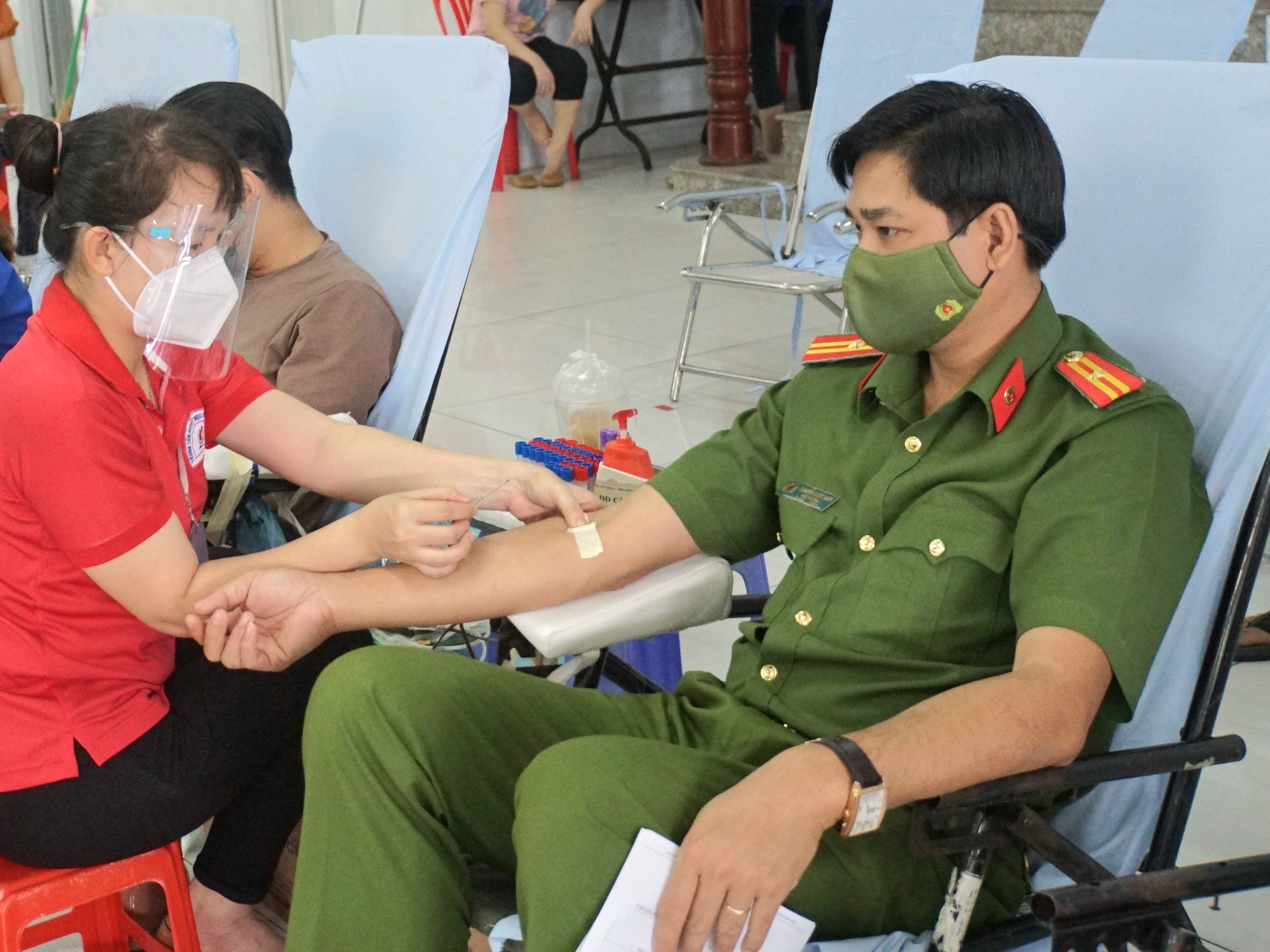 Lực lượng công an tham gia hiến máu tình nguyện.