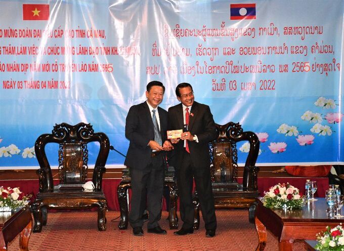 Ông Hồ Trung Việt, Ủy viên Ban Thường vụ, Trưởng Ban Tuyên giáo Tỉnh ủy (bên trái) tặng quà Tết cho đại diện lãnh đạo tỉnh Khăm Muộn. Ảnh: camaugov.