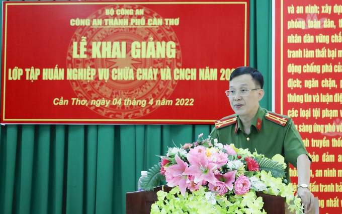 Thượng tá Phạm Quách Hùng - Trưởng phòng Cảnh sát PCCC và CNCH Công an thành phố Cần Thơ phát biểu tại lễ khai giảng