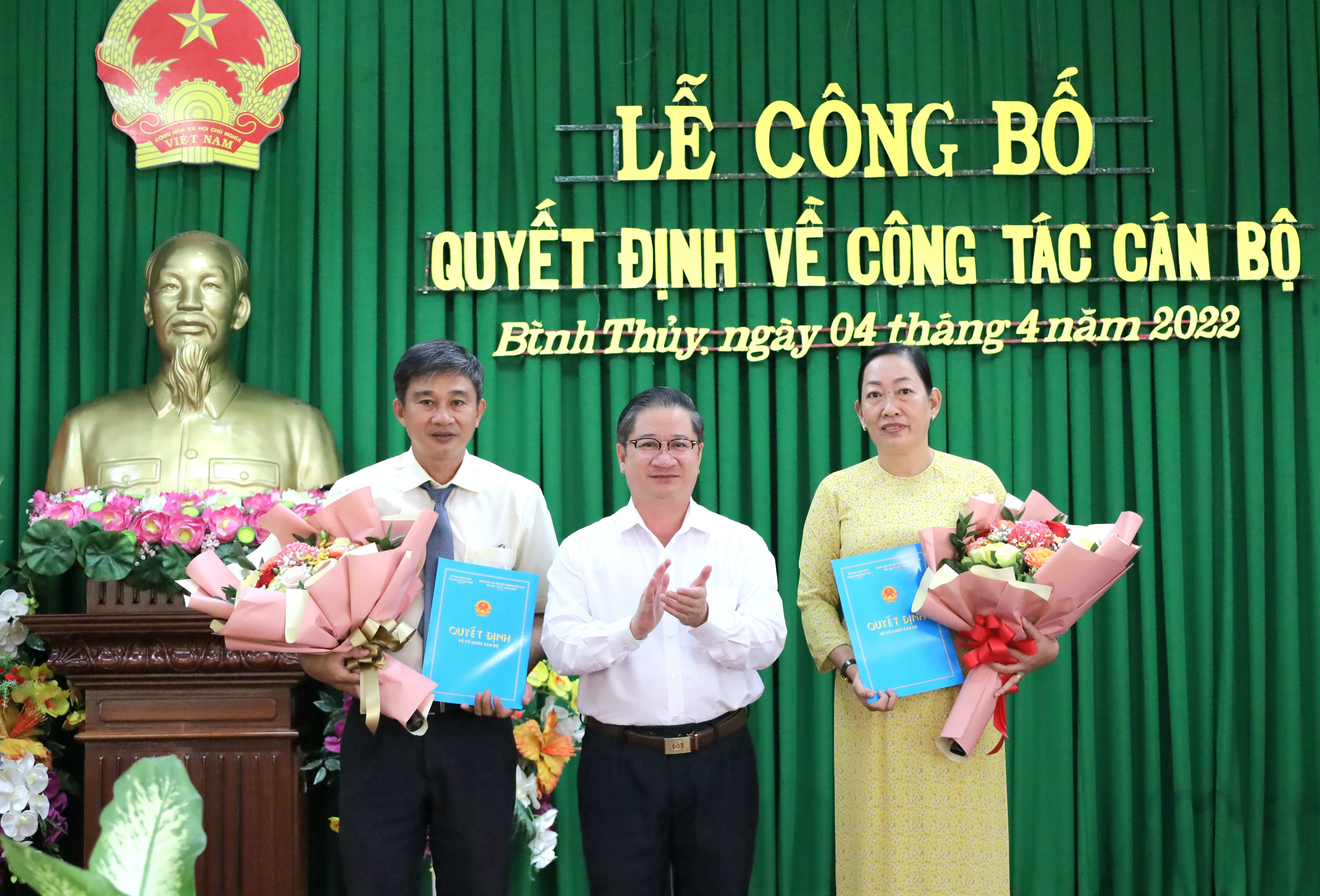 Ông Trần Việt Trường – Phó Bí thư Thành ủy, Chủ tịch UBND TP. Cần Thơ trao quyết định, hoa chúc mừng cho bà Phan Thị Nguyệt và ông Lê Phước Lợi.