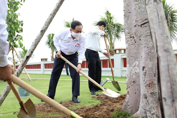 Phó Chủ tịch Thường trực Quốc hội Trần Thanh Mẫn trồng cây lưu niệm.