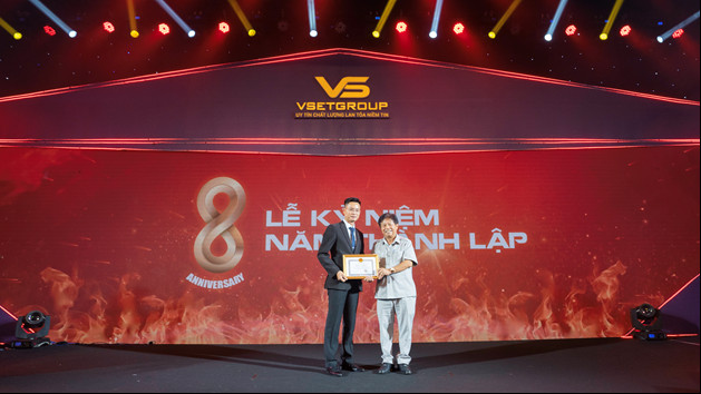 Ông Trương Văn Mẫn - Tổng giám đốc Tập đoàn VsetGroup nhận bằng khen của UBND thành phố Hồ Chí Minh