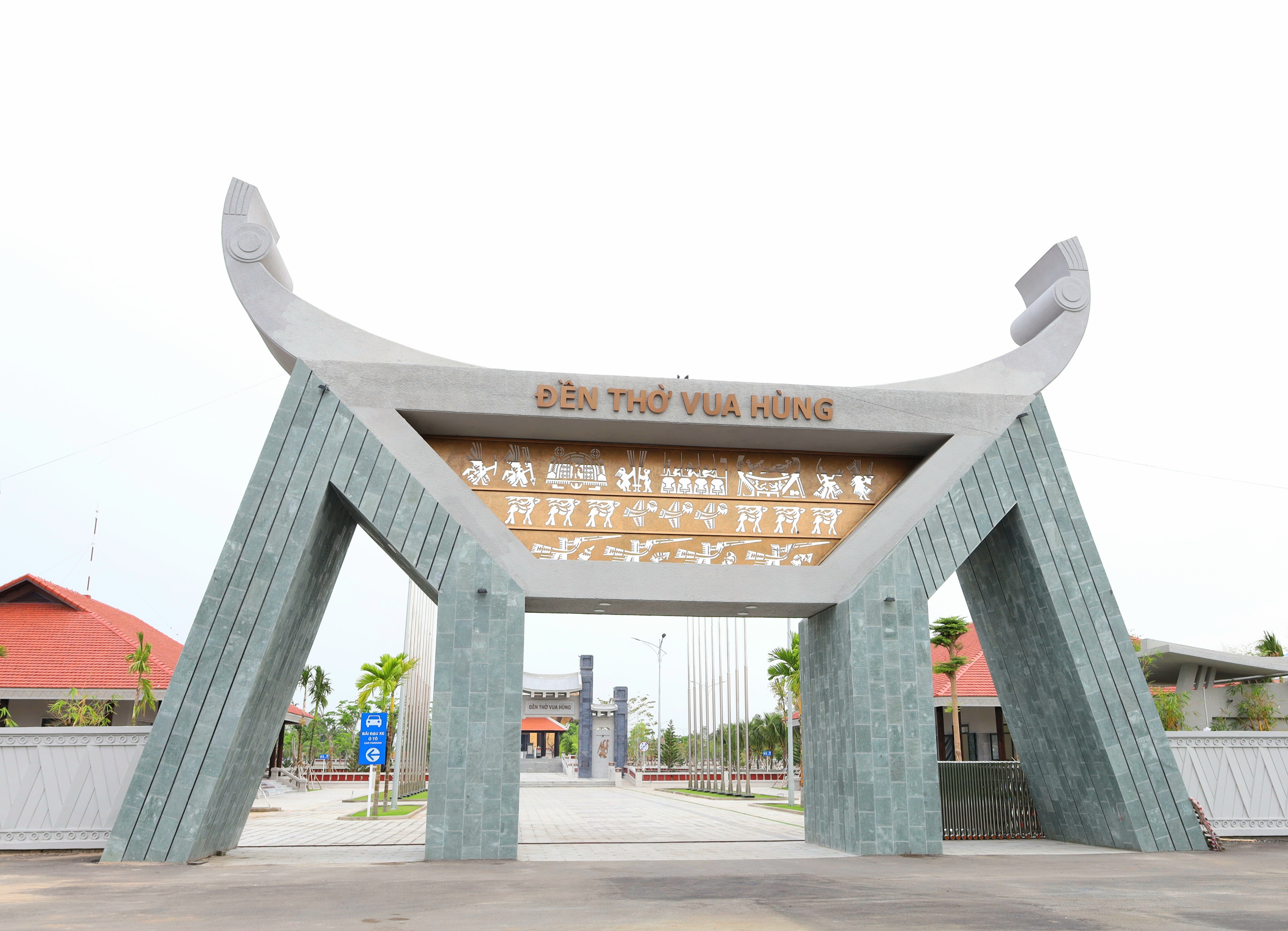 Cổng chính được đặt trên đường Đặng Văn Dầy, quận Bình Thủy.