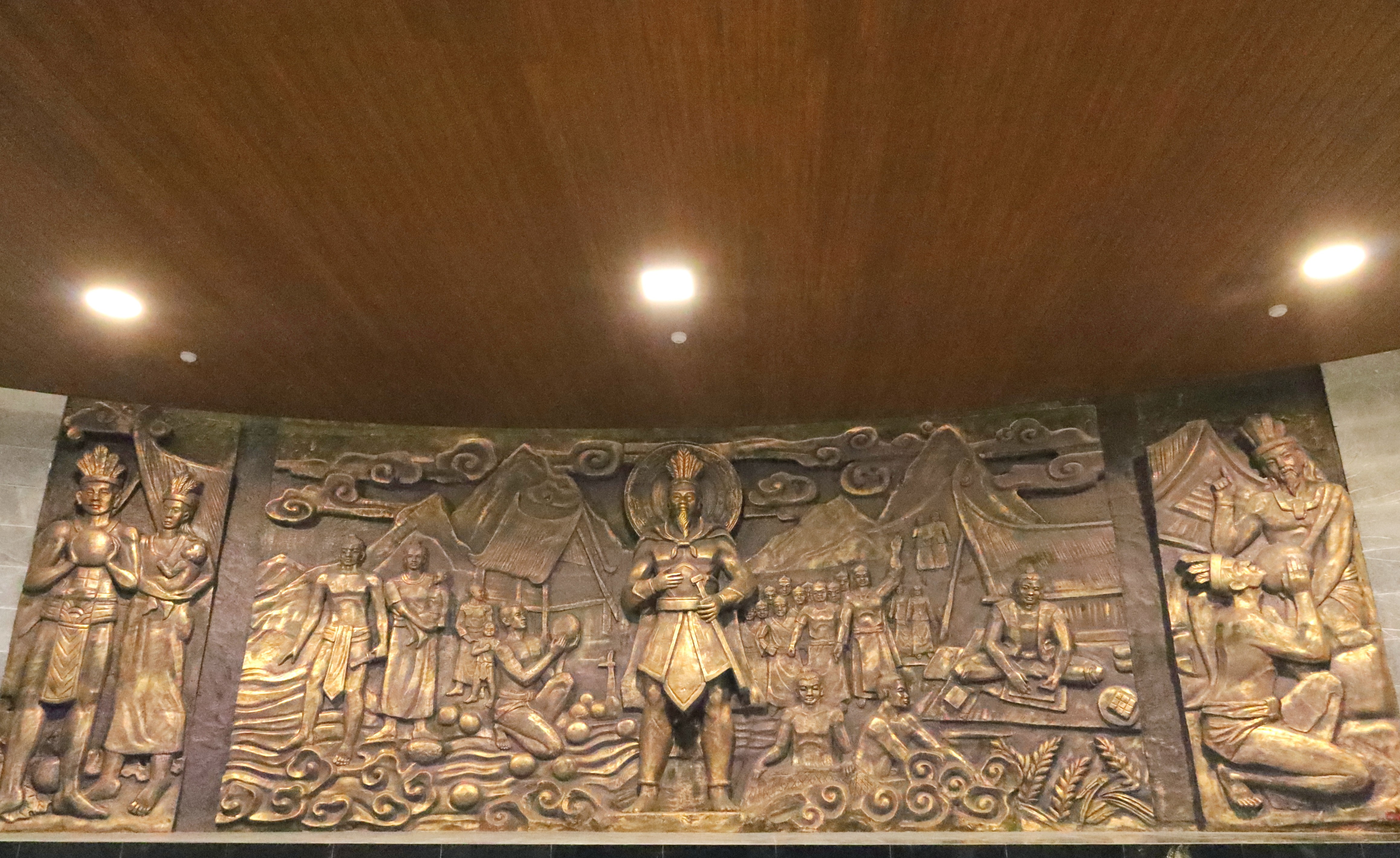 Tại gian thờ còn trưng bày hai bức phù điêu đặt đối xứng hai bên.