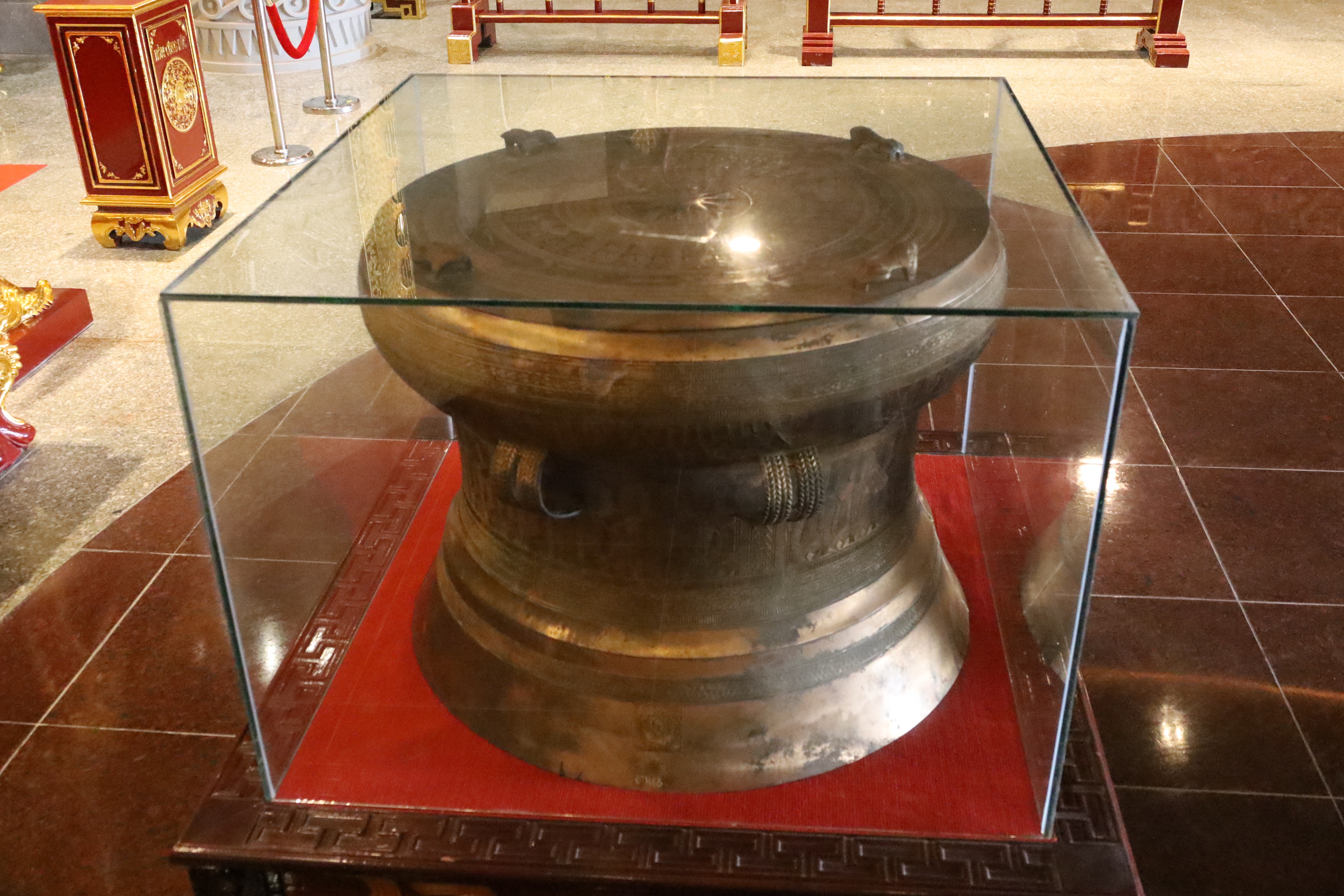 Phiên bản trống đồng Đền Hùng được đặt tại Đền chính.