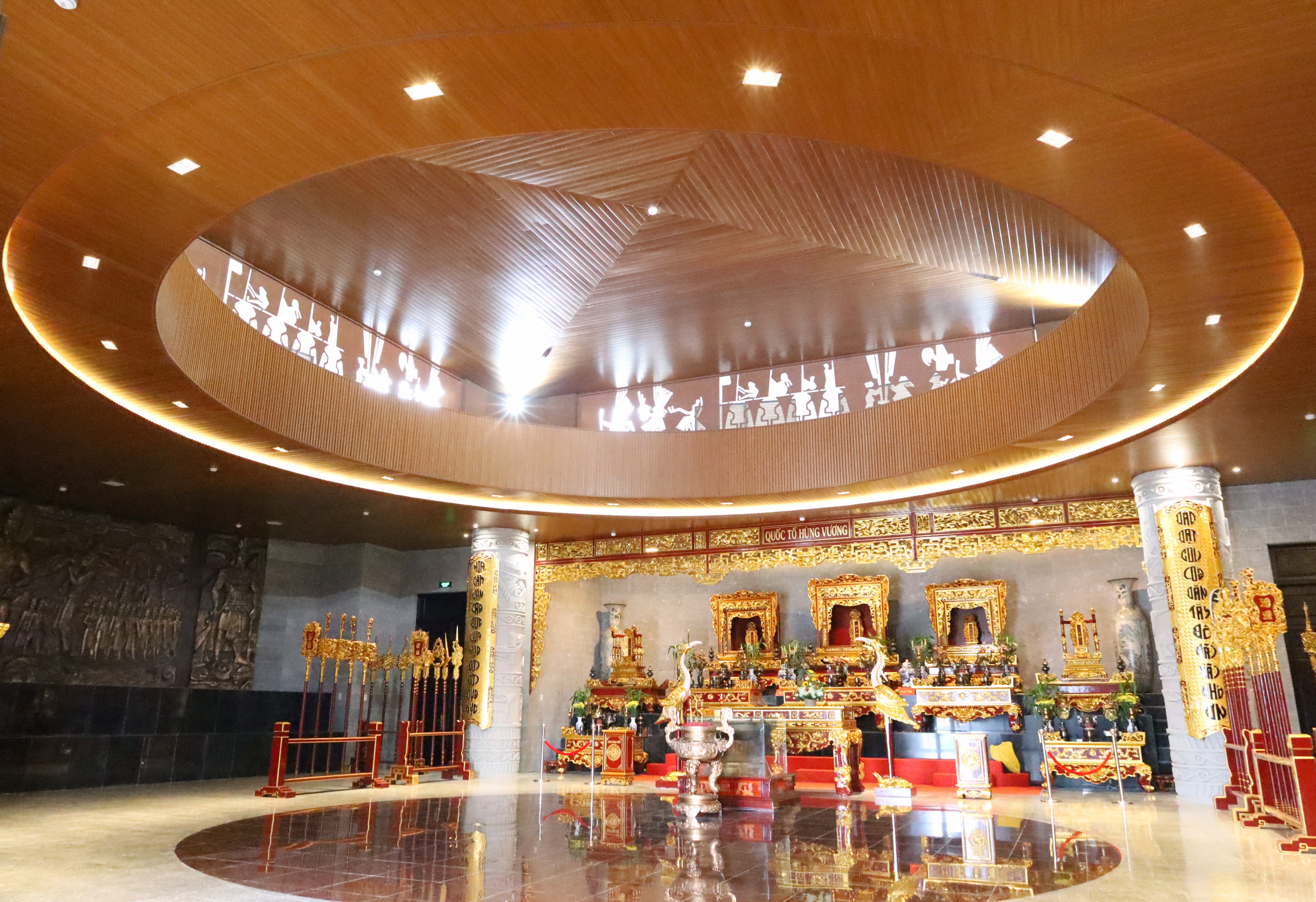Tầng lầu là không gian thờ, được bài trí theo phong cách truyền thống của dân tộc Việt.