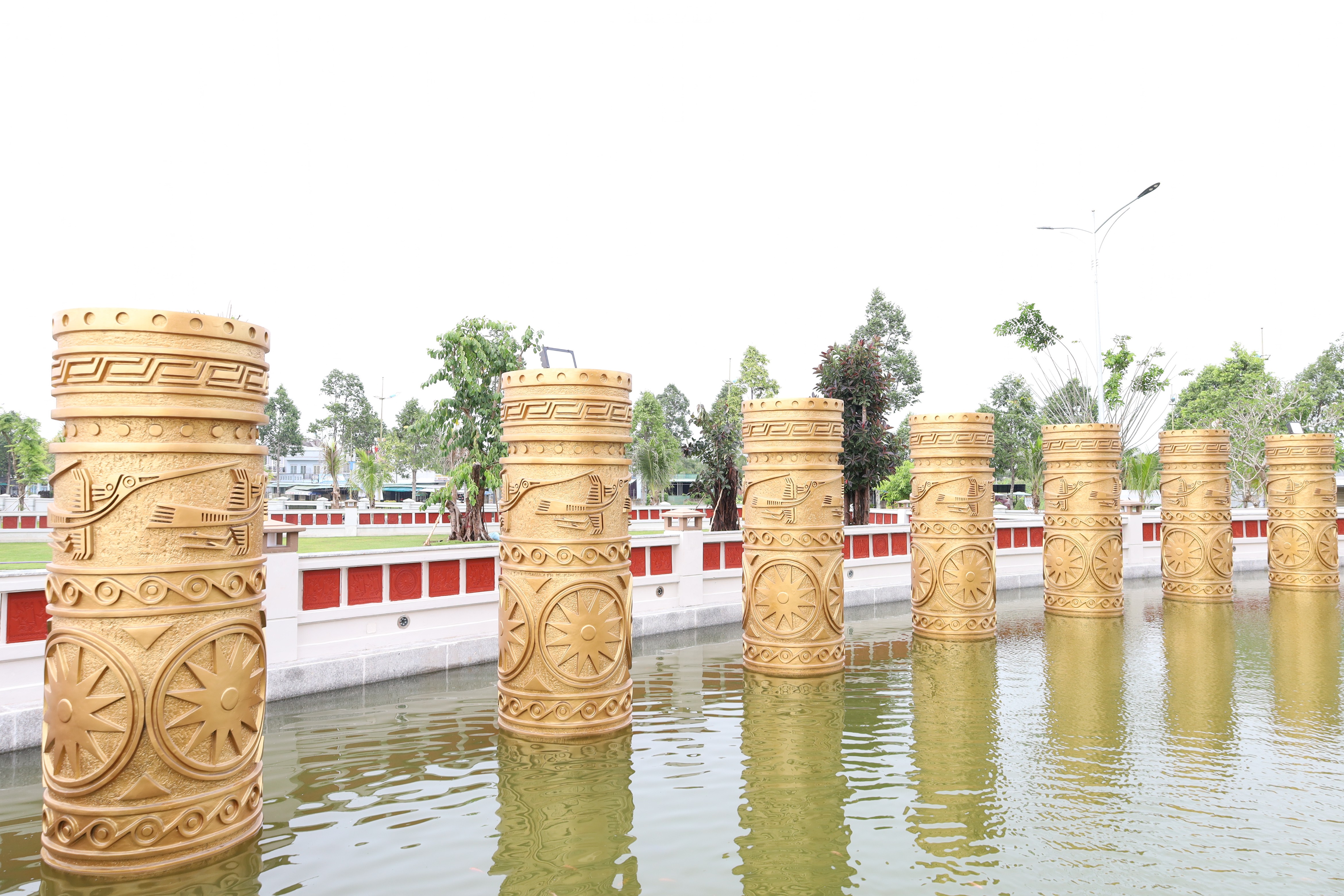 Bên trong hồ nước có 54 trụ đá, tượng trưng cho cộng đồng 54 dân tộc trên đất nước Việt Nam.
