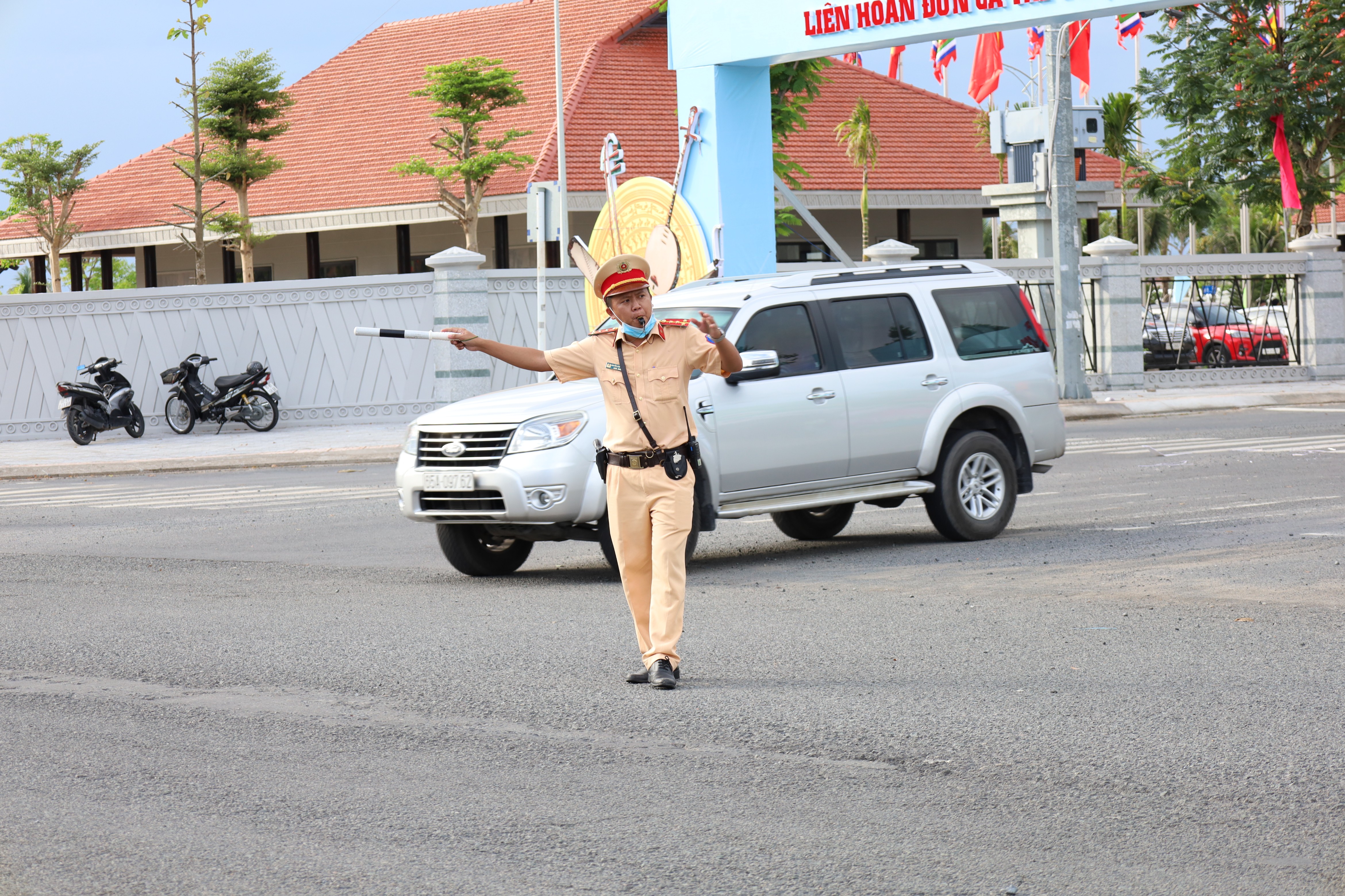 Lực lượng CSGT điều tiết giao thông tại khu vực Đền thờ Vua Hùng TP. Cần Thơ tại quận Bình Thủy.