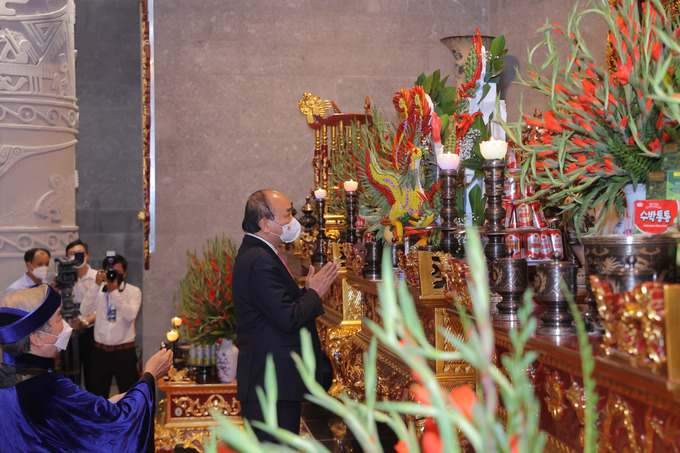 Ông Nguyễn Xuân Phúc - Ủy viên Bộ Chính trị, Chủ tịch nước Cộng hòa Xã hội Chủ nghĩa Việt Nam thực hiện nghi thức dâng rượu, dâng hương.