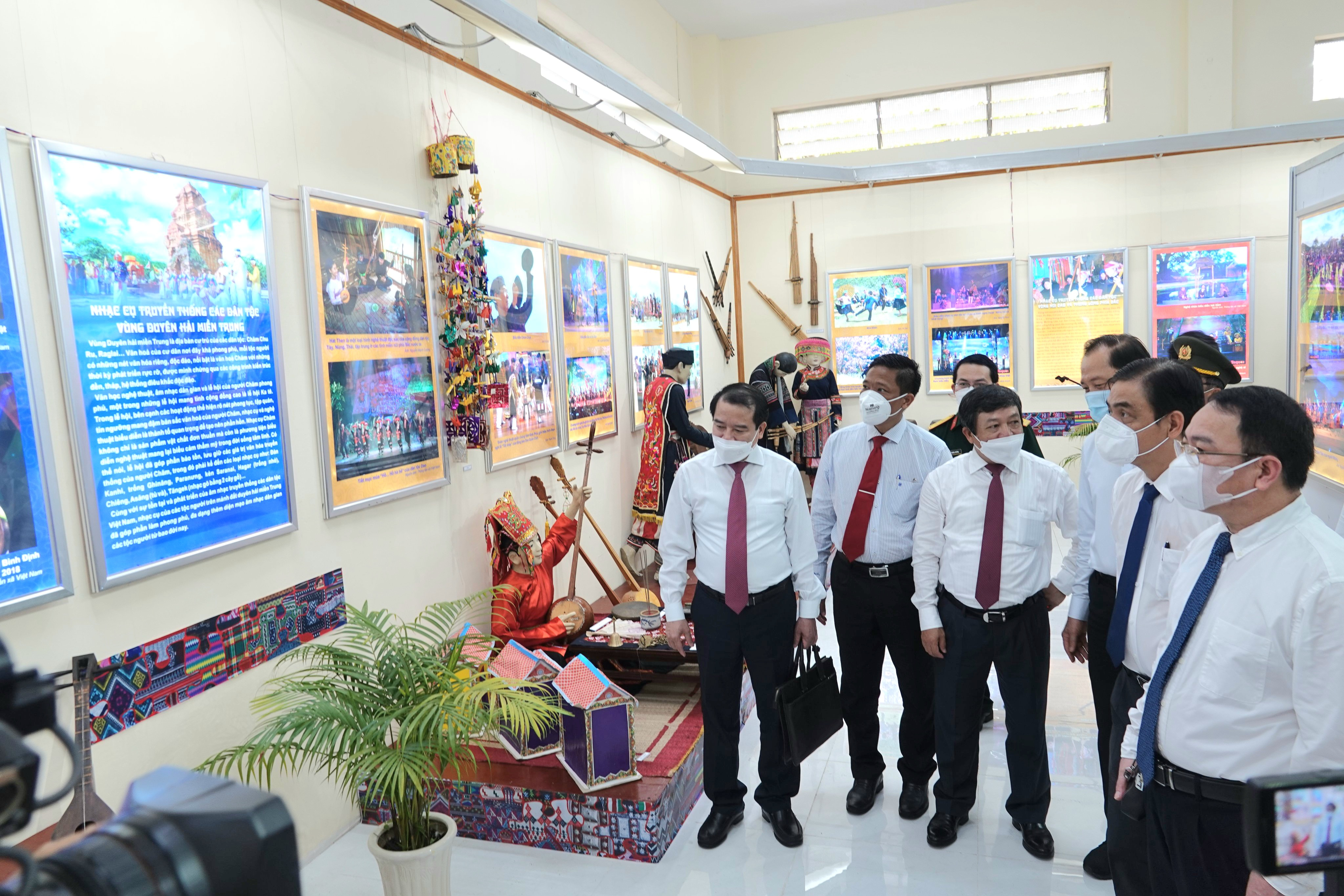 Các đại biểu tham quan khu vực trưng bày nhạc cụ truyền thống các dân tộc.