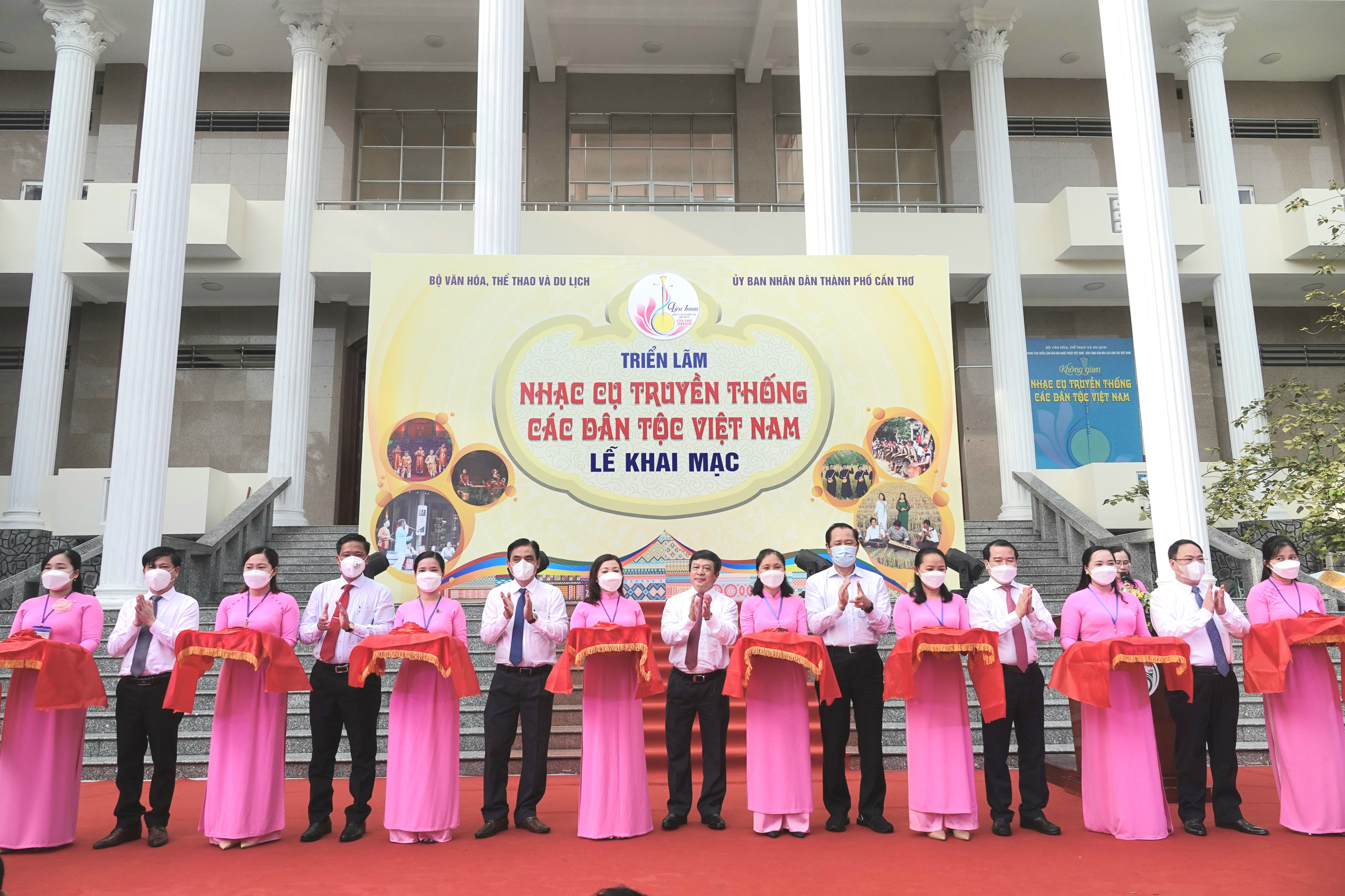 Các đại biểu cắt băng khai mạc Triển lãm Nhạc cụ Truyền thống các Dân tộc Việt Nam.