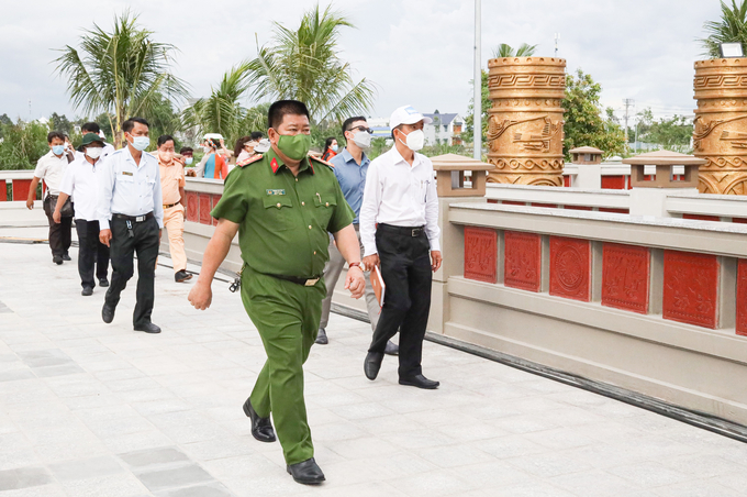 Đại tá Lương Văn Bền - Phó Giám đốc, Trưởng Tiểu ban ANTT và y tế Công an thành phố Cần Thơ kiểm tra công tác bảo đảm ANTT, TTATGT trước lễ khánh thành công trình Đền thờ Vua Hùng.
