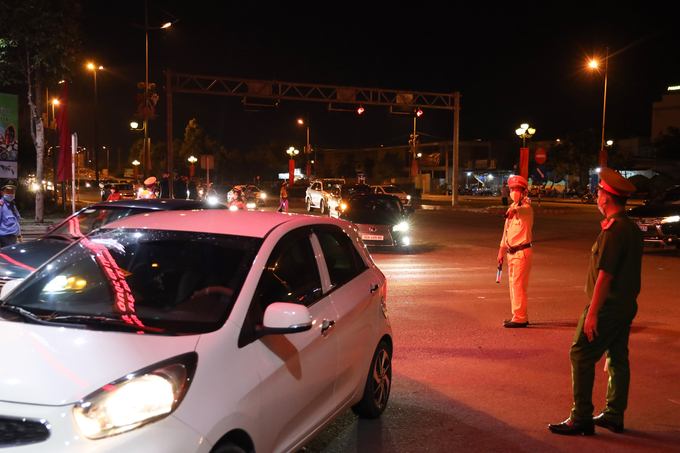 Công an thành phố Cần Thơ phối hợp các lực lượng điều tiết giao thông, bảo đảm ANTT trước giờ khánh thành.