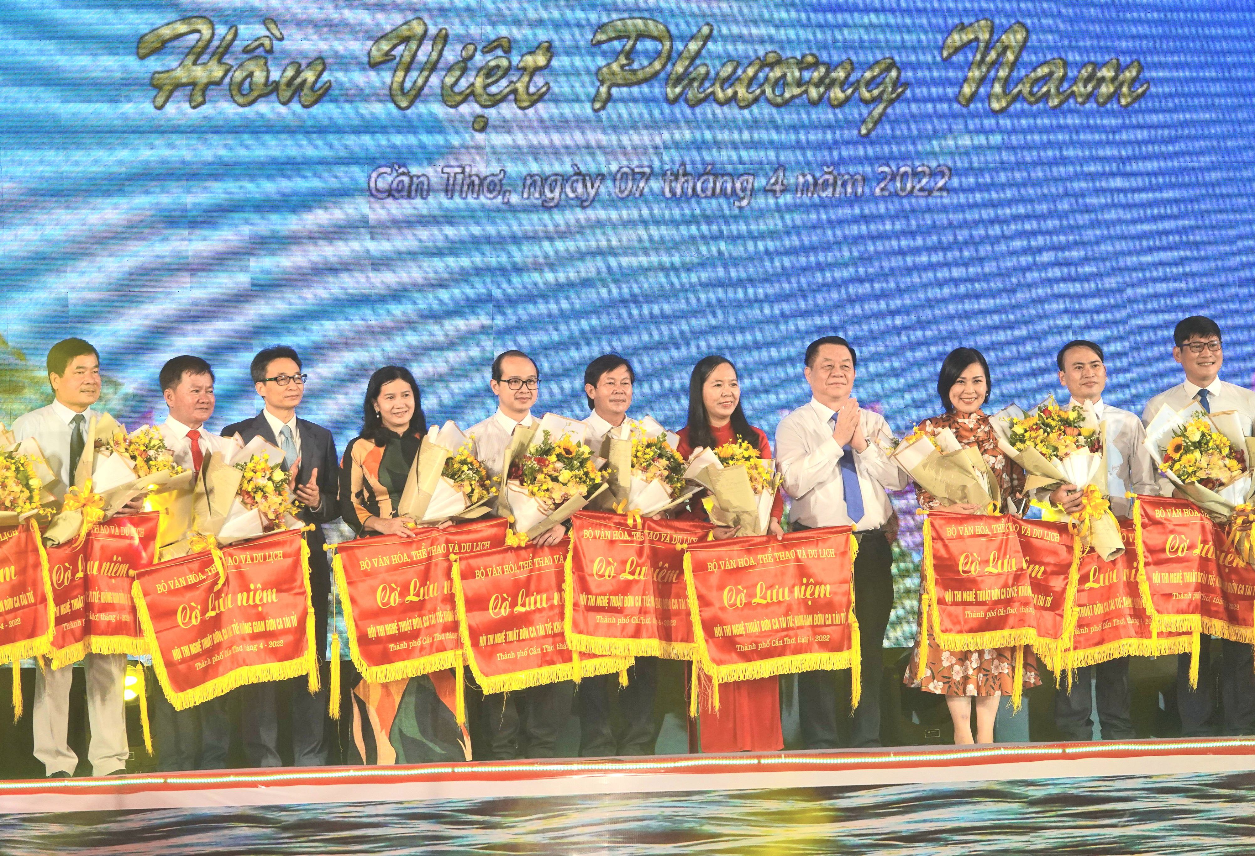 Ông Nguyễn Trọng Nghĩa, Trưởng Ban Tuyên giáo Trung ương và ông Vũ Đức Đam, Phó Thủ tướng Chính phủ, trao cờ lưu niệm cho các địa phương tham gia sự kiện.