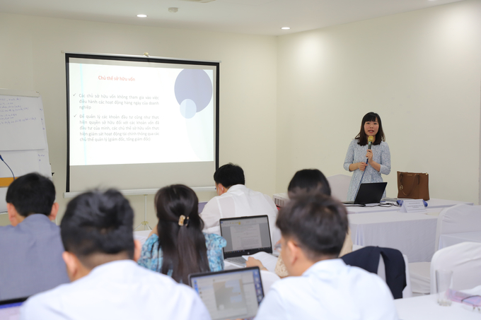 TS. Phạm Thị Vân Huyền trình bày các nội dung tại lớp tập huấn