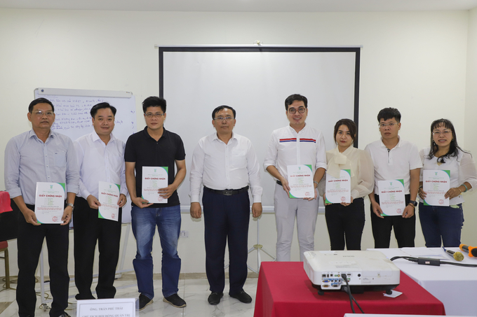 Ông Trần Phú Thái trao giấy chứng nhận cho các học viên hoàn thành khóa tập huấn