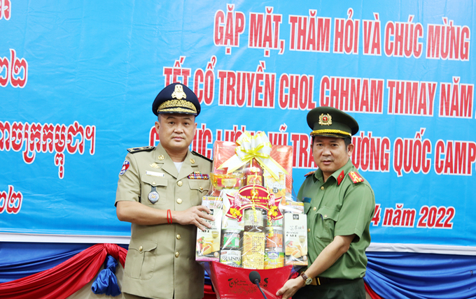 Đại tá Đinh Văn Nơi – Giám đốc Công an tỉnh An Giang trao thư chúc Tết và tặng quà các lực lượng vũ trang Campuchia.