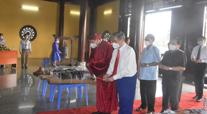 Lãnh đạo huyện Tân Hiệp và nhân dân dâng hương tưởng nhớ công ơn của các bậc tiền nhân.