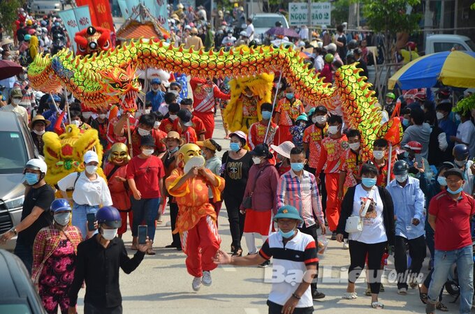 Đoàn rước lễ diễu hành qua các tuyến đường chính của thị trấn Gành Hào (huyện Đông Hải).
