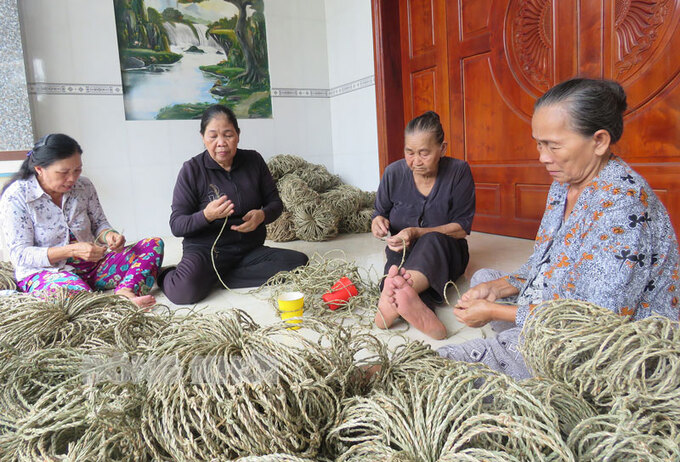 Gia công sản phẩm quai dây lác bảo vệ môi trường tại nhà bà Hạ Thị Hoàng Phấn.