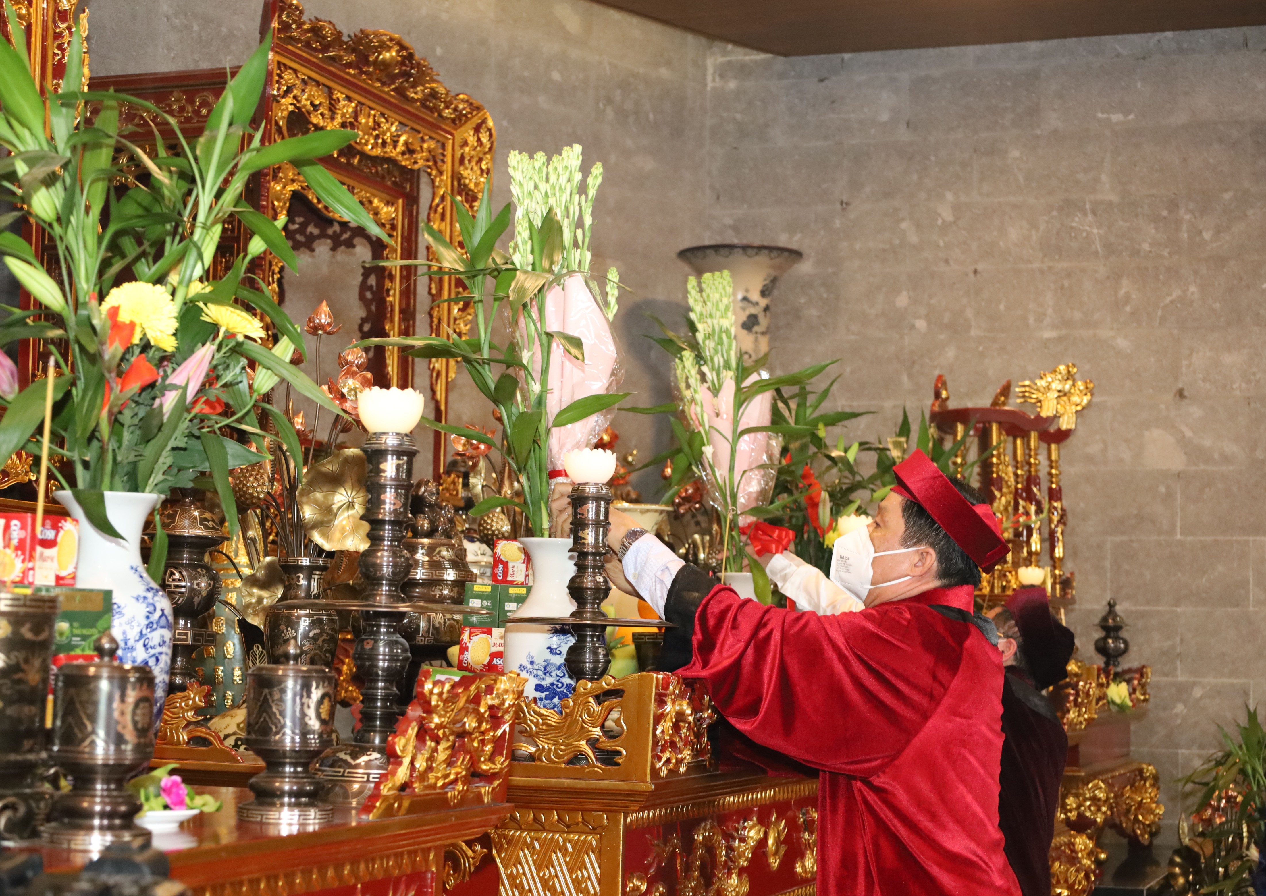Ông Phạm Văn Hiểu - Phó Bí thư thường trực Thành ủy, Chủ tịch HĐND TP. Cần Thơ thực hiện nghi thức dâng hoa.
