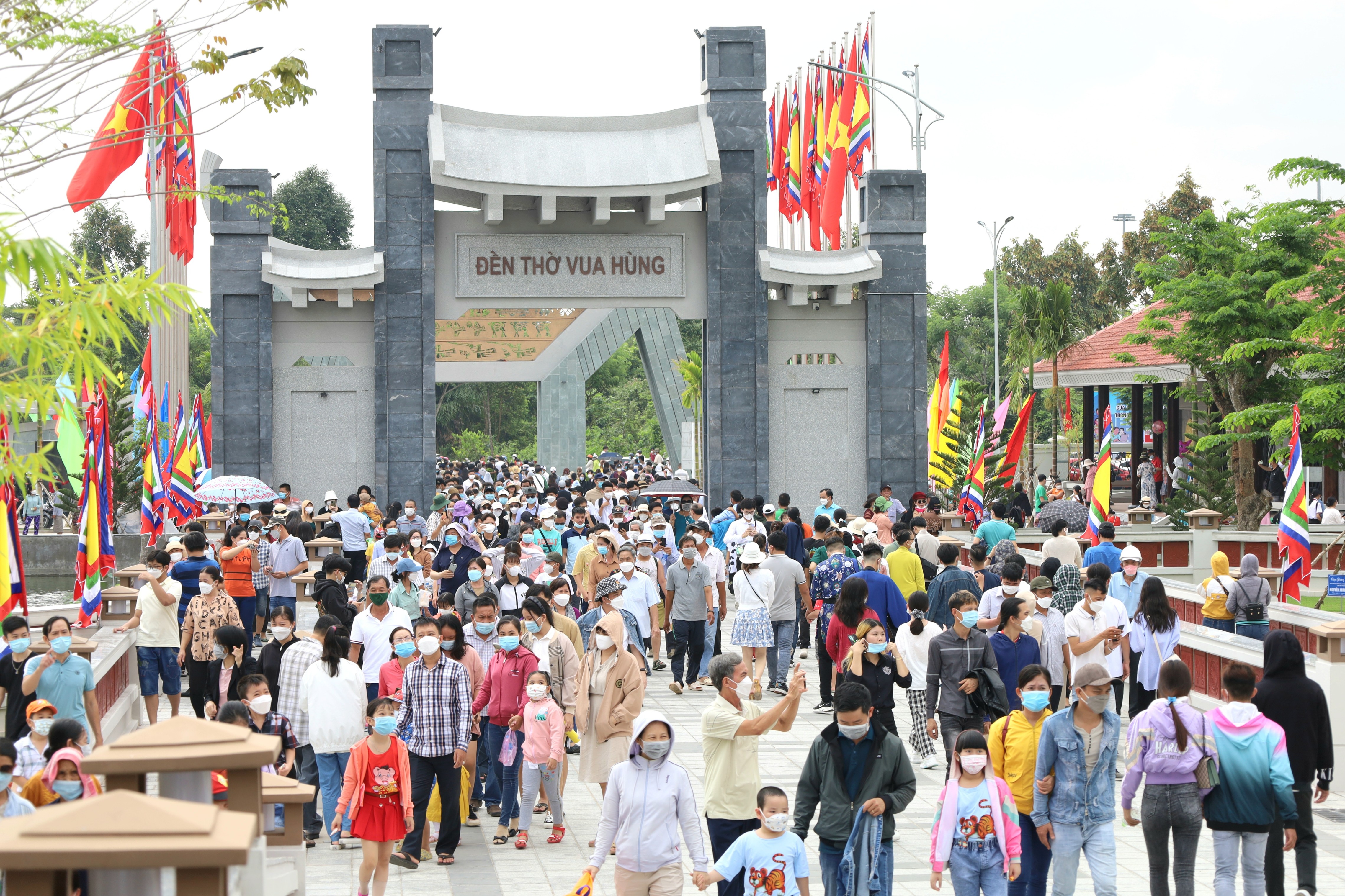 Hàng chục nghìn lượt người dâng hương Đền thờ Vua Hùng ngày Giỗ Tổ.