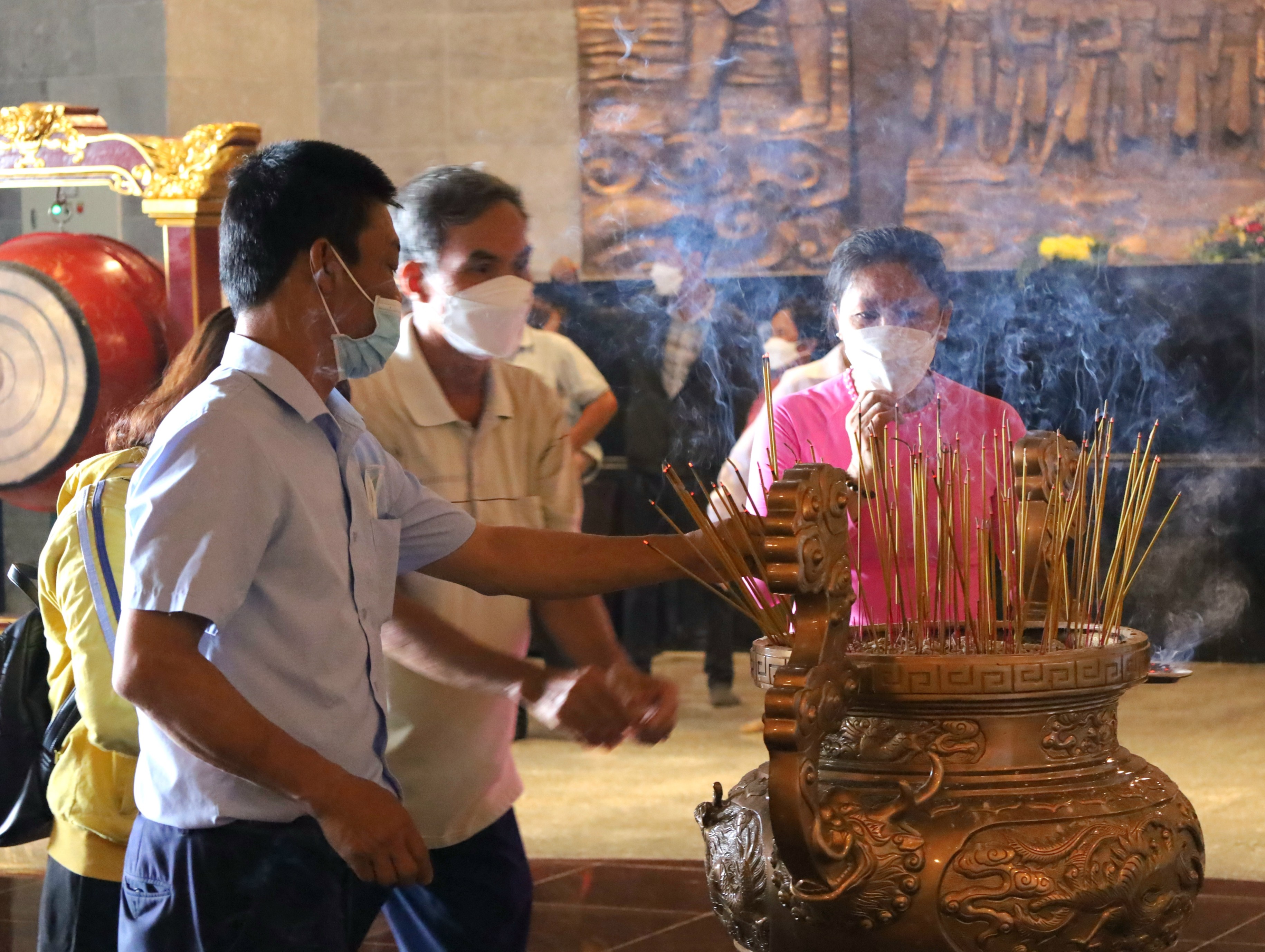 Người dâng thắp hương tại Đền thờ chính.