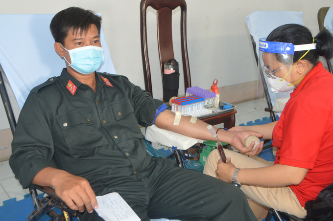 Thượng úy Phạm Văn Hai tham gia hiến máu.