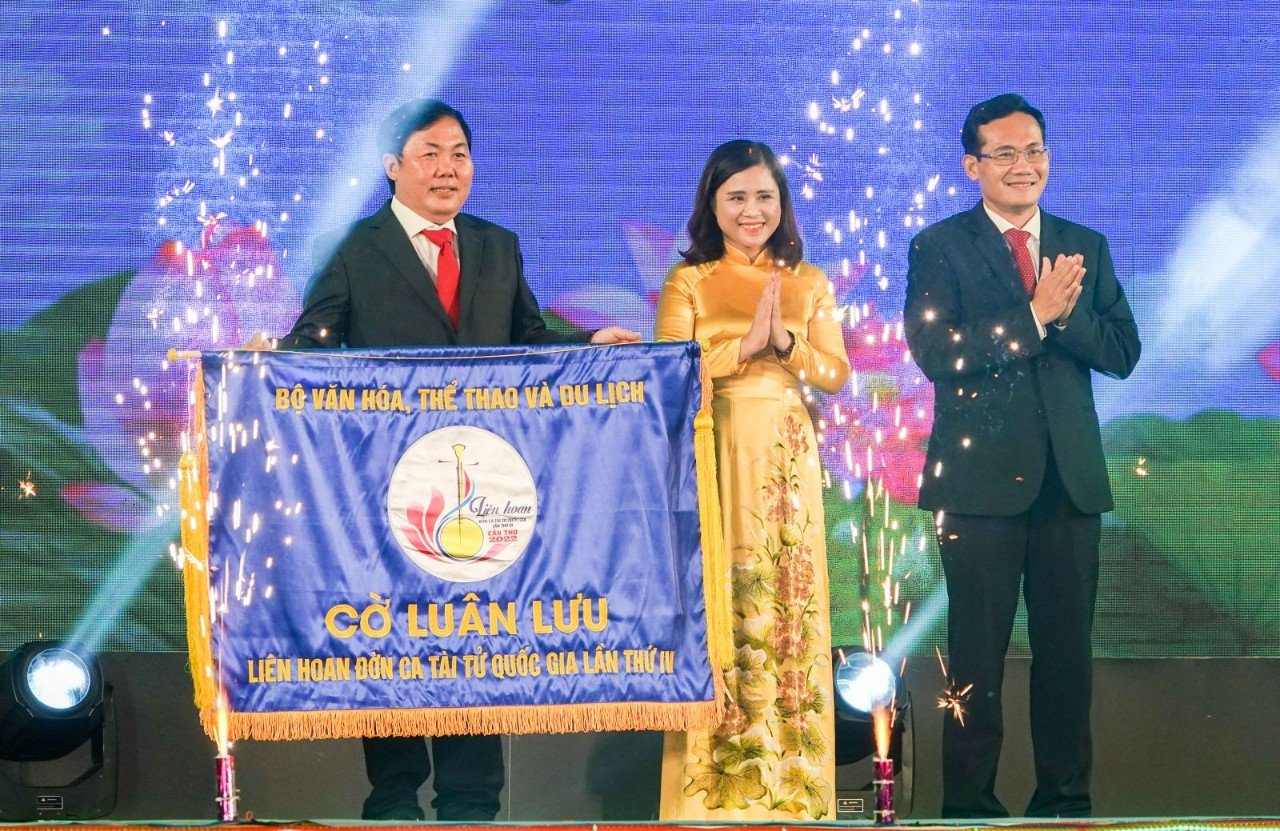 Ban tổ chức trao cờ luân lưu cho tỉnh Tây Ninh - Địa phương đăng cai Liên hoan Đờn ca tài tử quốc gia lần IV.