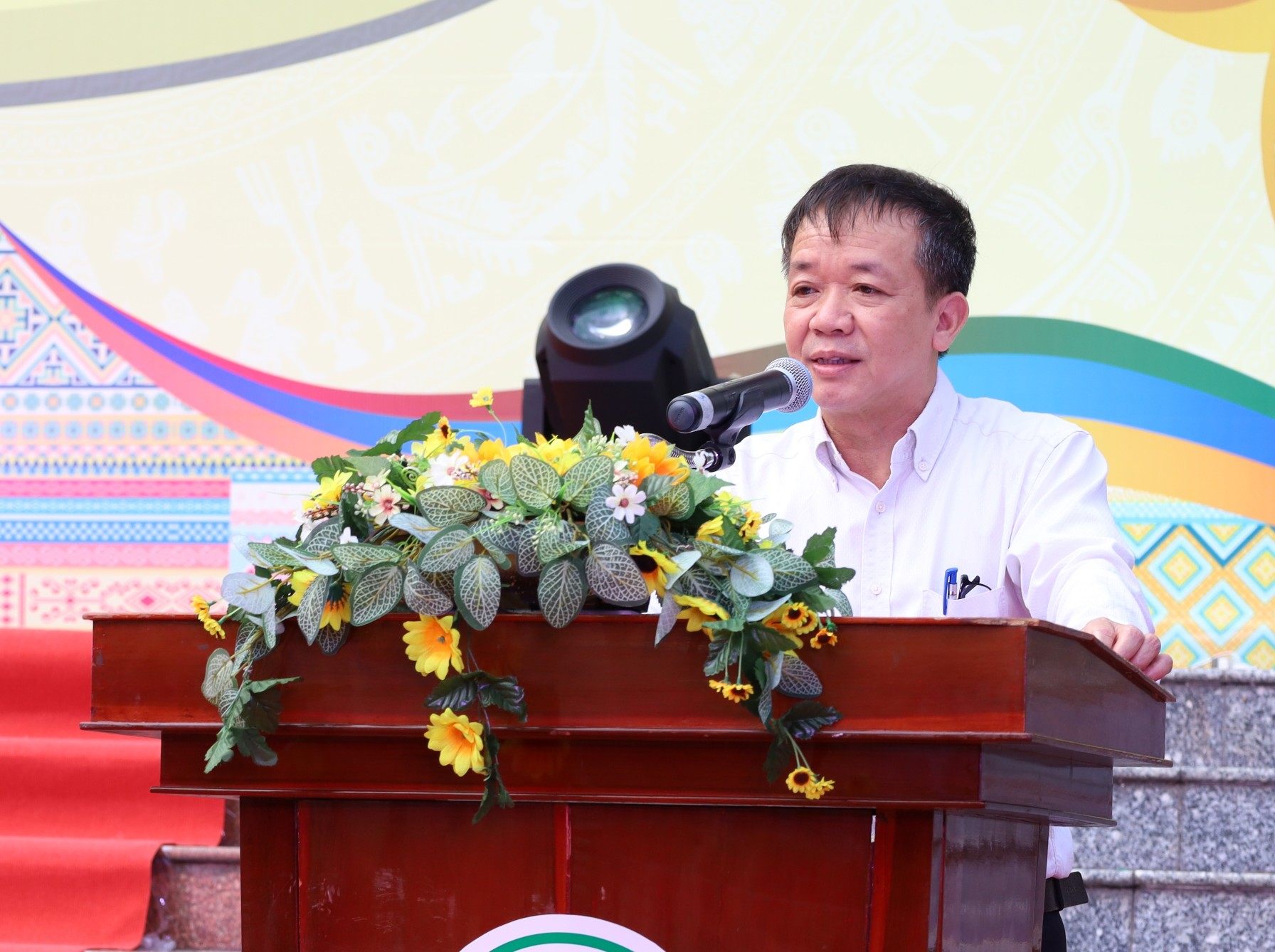 Ông Trần Quang Vinh - Phó Giám đốc Trung tâm Triển lãm văn hóa nghệ thuật Việt Nam phát biểu bế mạc.