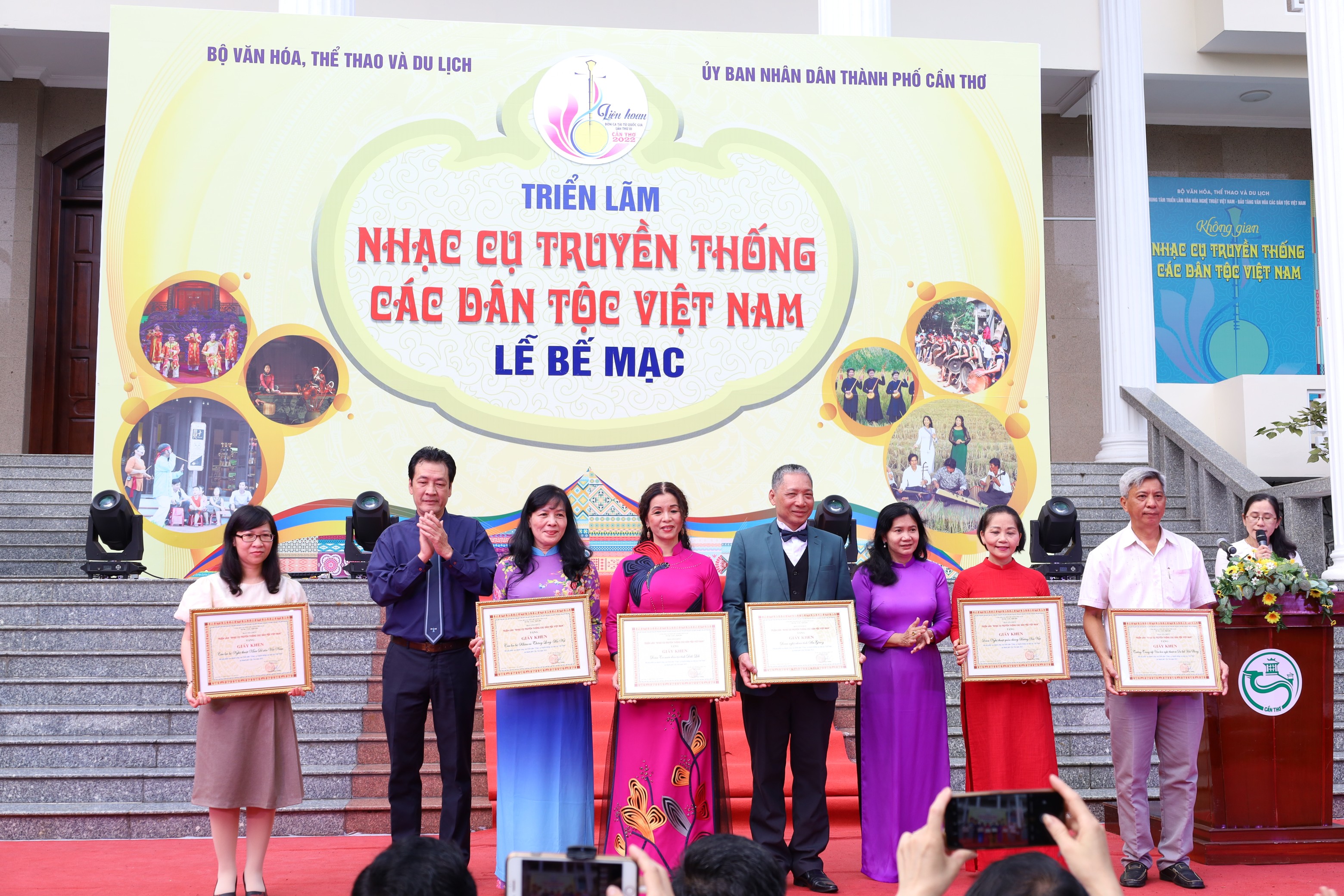Dịp này, nhiều tập thể có thành tích trong việc tham gia Triển lãm “Nhạc cụ truyền thống các dân tộc Việt Nam” đã được Bộ Văn hóa, Thể thao và Du lịch, Trung tâm Triển lãm văn hóa nghệ thuật Việt Nam khen thưởng.