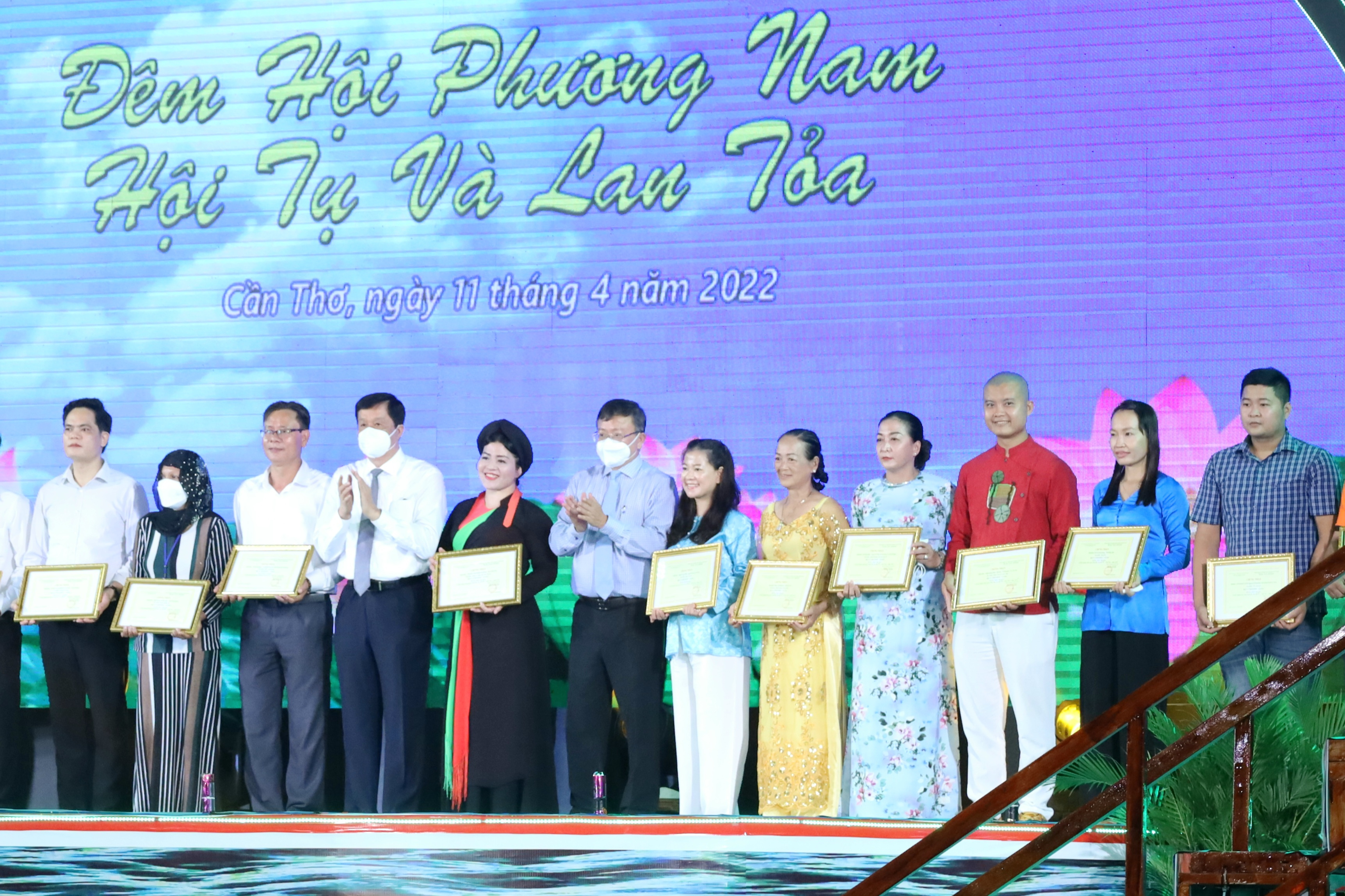 Ban tổ chức trao tặng 24 Huy chương vàng cho nghệ nhân tham gia Hội thi Bánh dân gian.