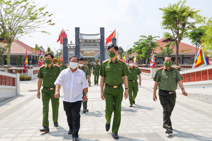 Thiếu tướng Nguyễn Văn Thuận, Ủy viên Ban Thường vụ Thành ủy, Giám đốc Công an thành phố; Ông Trần Quốc Vũ, Ủy viên Ban Chấp hành Đảng bộ thành phố, Bí thư quận ủy Bình Thủy cùng lãnh đạo các phòng nghiệp vụ Công an thành phố Cần Thơ đón tiếp đoàn.