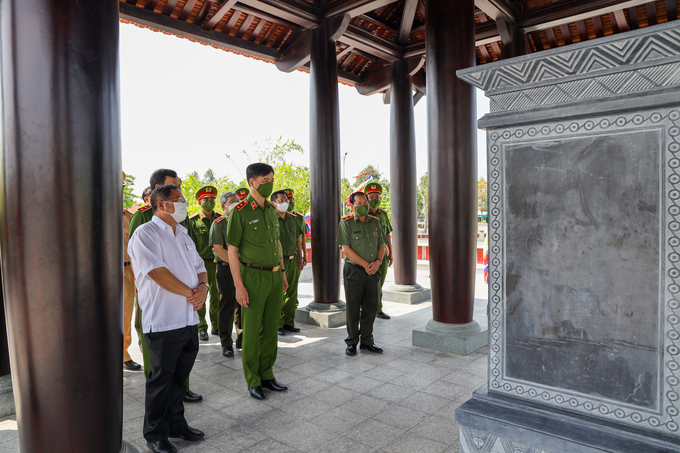 Thứ trưởng Nguyễn Duy Ngọc tham quan khu vực Nhà bia.