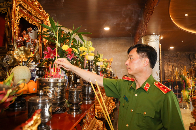 Thứ trưởng Nguyễn Duy Ngọc dâng hương tưởng niệm các Vua Hùng.