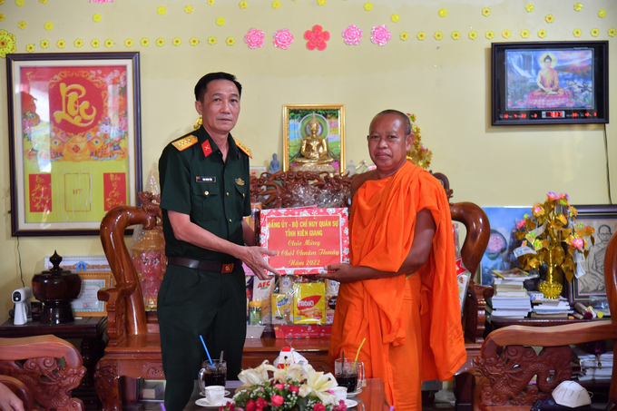 Đại tá Cao Minh Tâm thăm và tặng quà tại các chùa.