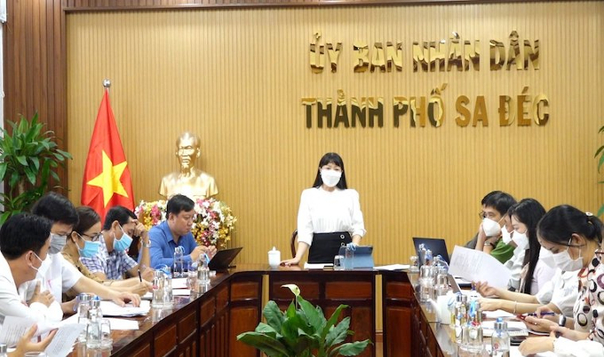 UBND thành phố Sa Đéc họp triển khai kế hoạch chuẩn bị Lễ hội Hòa bình năm 2022. Bà Võ Thị Bình – Phó Chủ tịch UBND thành phố Sa Đéc chủ trì cuộc họp (Ảnh: Thanh Nghĩa)