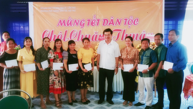 Ông Trần Thanh Bình, Giám đốc Sở GD&ĐT Cần Thơ tặng quà cán bộ quản lý, giáo viên Trường Phổ thông Dân tộc nội trú.