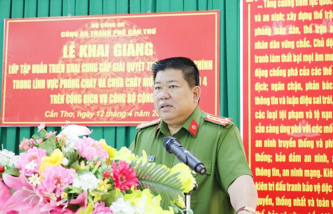 Đại tá Lương Văn Bền, Phó Giám đốc Công an thành phố phát biểu và chỉ đạo tại Lễ khai giảng.
