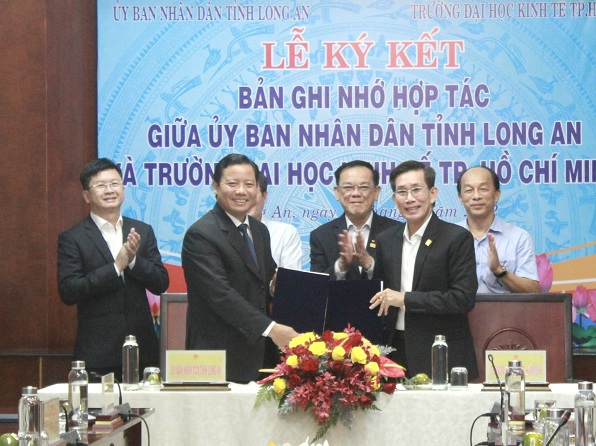 Đại diện UBND tỉnh Long An và Trường Đại học Kinh tế TPHCM ký kết ghi nhớ hợp tác. Ảnh: longangov.