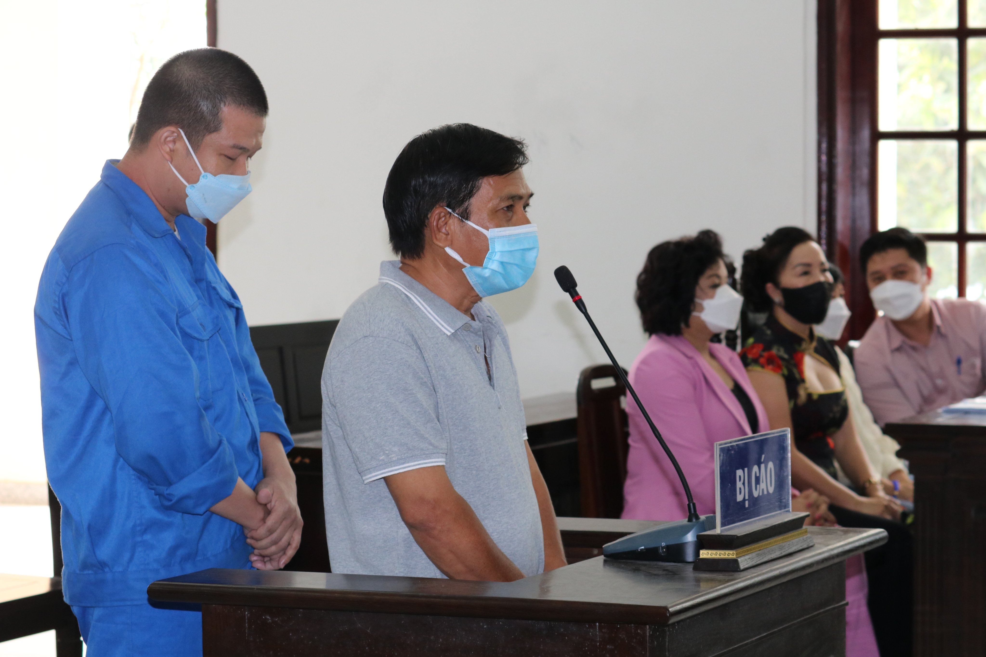 Bị cáo Phạm Văn Cung (áo xanh) và Nguyễn Tuấn Sĩ tại tòa.