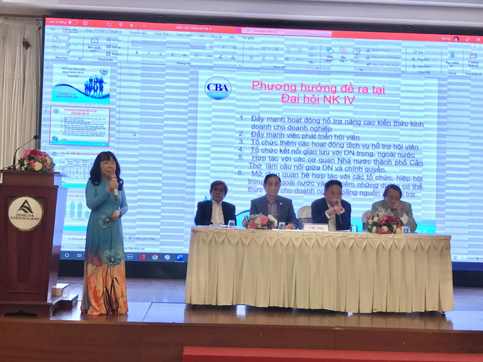 Bà Nguyễn Mỹ Thuận, Tổng thư ký kiêm Phó Chủ tịch Hiệp hội Doanh nghiệp TP Cần Thơ báo cáo kết quả và định hướng hoạt động của Hiệp hội tại Đại hội.
